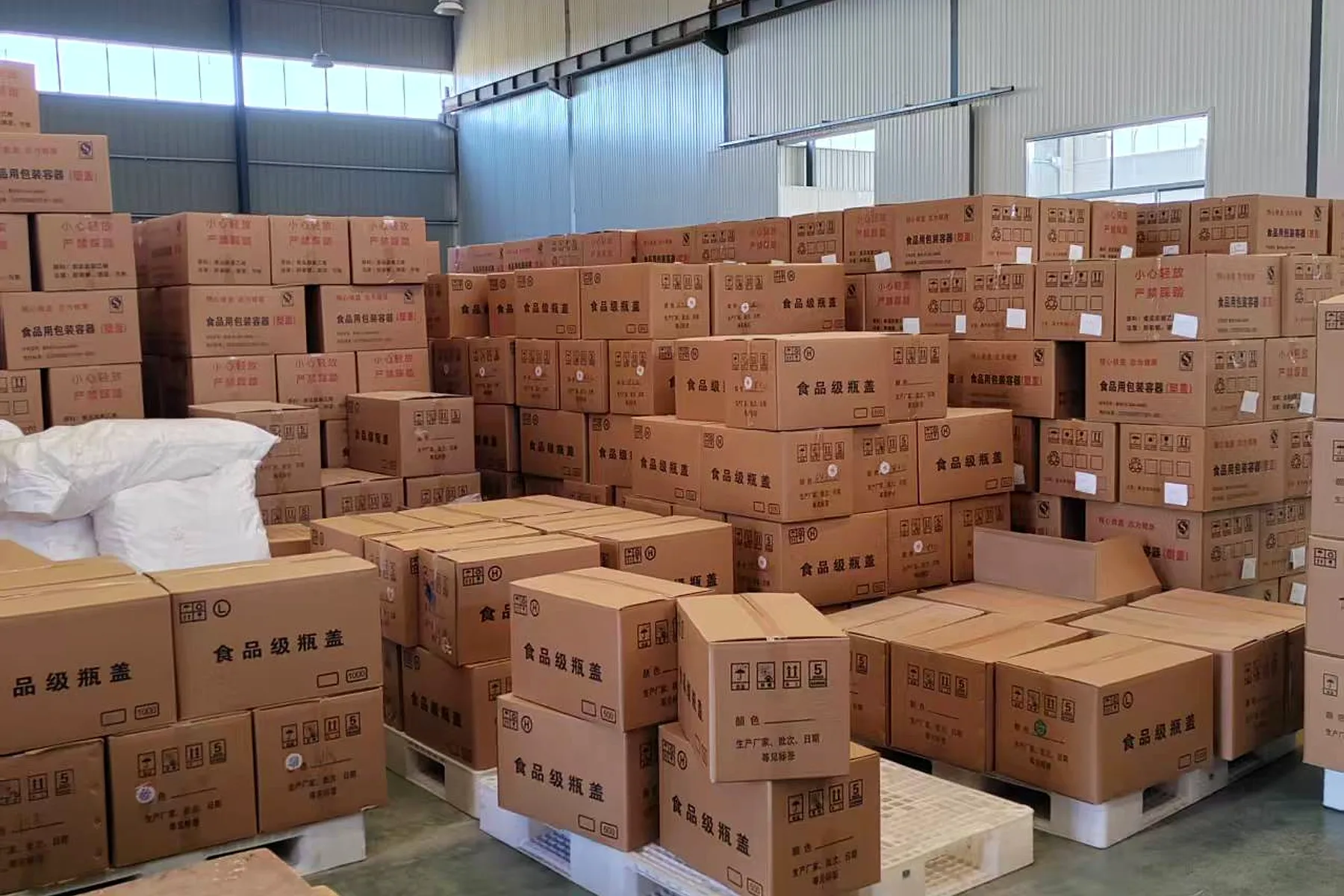 Finished-goods warehouse, palletised and staged